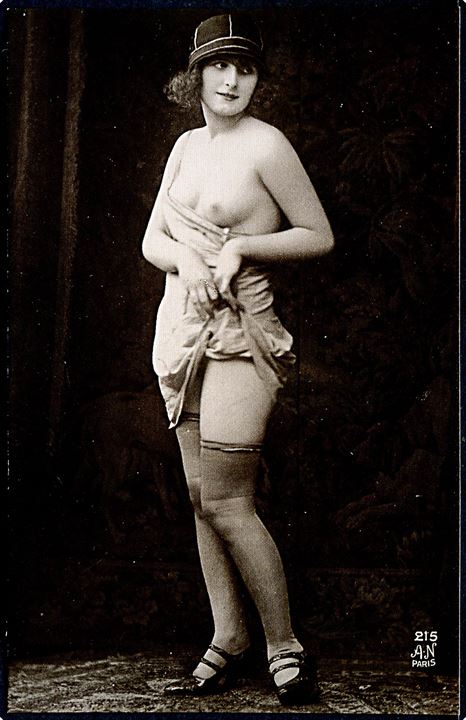 Erotisk postkort. Topløs kvinde med hat, kjole og knæstrømper.. Nytryk Stampa PR no. 320.