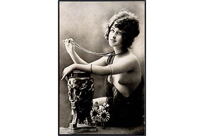 Erotisk postkort. Topløs kvinde med perlekæde. Nytryk Stampa PR no. 298.