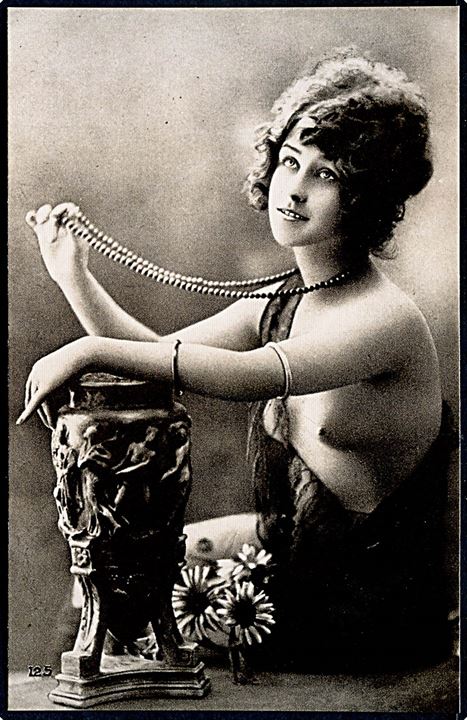 Erotisk postkort. Topløs kvinde med perlekæde. Nytryk Stampa PR no. 298.