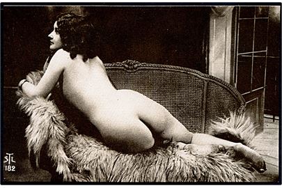 Erotisk postkort. Nøgen kvinde på Chaiselong. Nytryk Stampa PR no. 235.