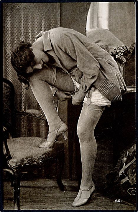 Erotisk postkort. Kvinde knapper sine knæstrømper. Nytryk Stampa PR no. 315.