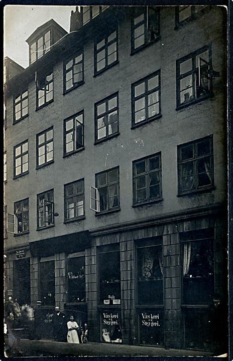Købh., St. Pederstræde 35 med Thyra Bestles Klaverundervisning på 3. sal, samt Vaskeri og Strygeri i stuen. Fotokort u/no. 