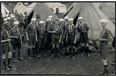 Drenge spejdere på større lejr i 1920'erne. Fotokort u/no. Har været opklæbet.