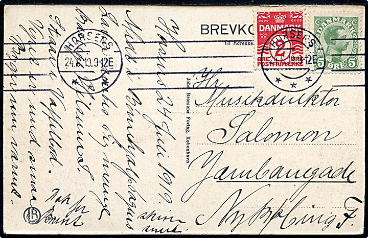 2 øre Bølgelinie og 5 øre Chr. X på brevkort med stor Børnehjælpsdagen Horsens den 24 Juni 1919 mærkat fra Horsens d. 24.6.1919 til Nykjøbing F. Mærkaten bundet til kortet af afsmitning fra maskinstempel.