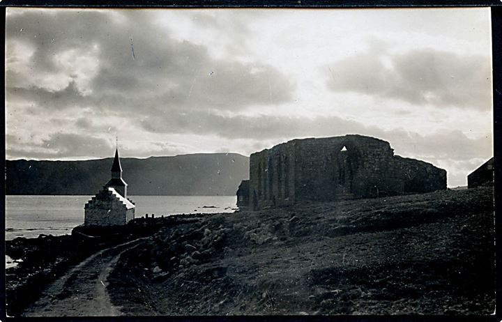 Færøerne, Strømø, Klosterruinen i Kirkebø. Fotokort u/no. 