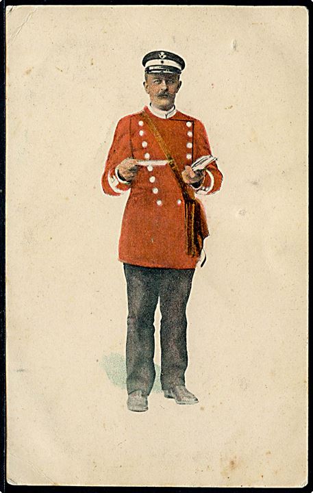 Postbud i sin røde uniform, deler breve ud. V.P. no. 502.
