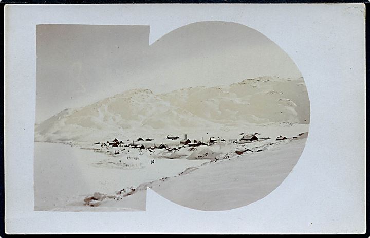 Ivigtut, udsigt over by og havn i sne. Fotokort fra ca. 1910. 