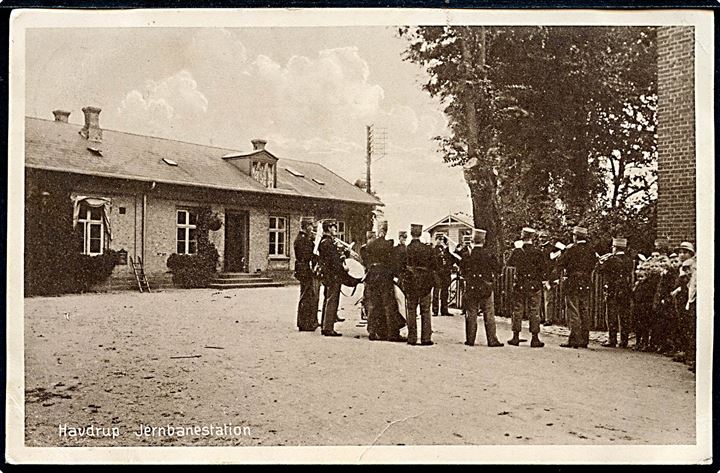 Havdrup jernbanestation med militærorkester. Stenders no. 42826.