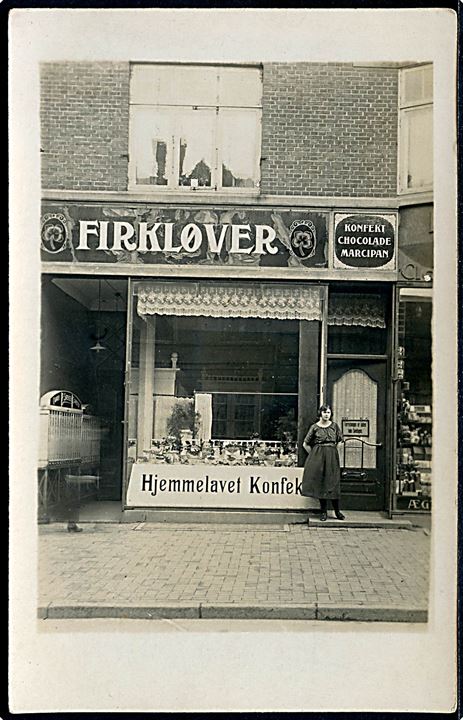Købh., St. Kongensgade, facade m. konfektureforretning “Firkløver”. Fotokort u/no.