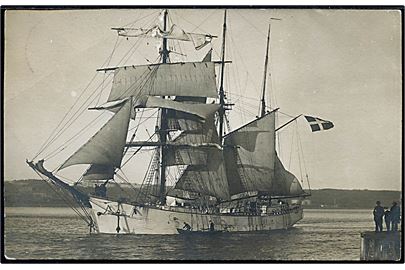 2-mastet sejlskib. Anvendt i Aarhus 1907. Fotokort u/no. Nålehul.