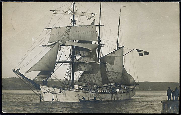 2-mastet sejlskib. Anvendt i Aarhus 1907. Fotokort u/no. Nålehul.