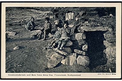 Umanstsiak, Nordgrønland. Grønlænderkvinde med Børn foran deres Hus. Brunner & Co. serie 84 D4.