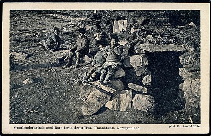 Umanstsiak, Nordgrønland. Grønlænderkvinde med Børn foran deres Hus. Brunner & Co. serie 84 D4.