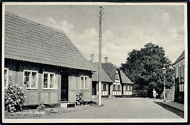 5 øre Bølgelinie (4) på brevkort (Minkegade, Neksø) fra Neksø d. 14.10.1954 til Odense. Retur som ubekendt.