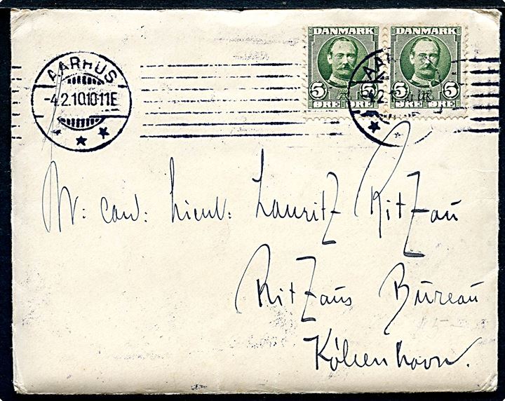 5 øre Fr. VIII i parstykke på brev med indhold fra Aarhus d. 4.2.1910 til cand. phil. Lauritz Ritzau (1885-1967) ved Ritzaus Bureau i København. Lauritz Ritzau var søn af bureauets stifter og blev selv senere direktør.
