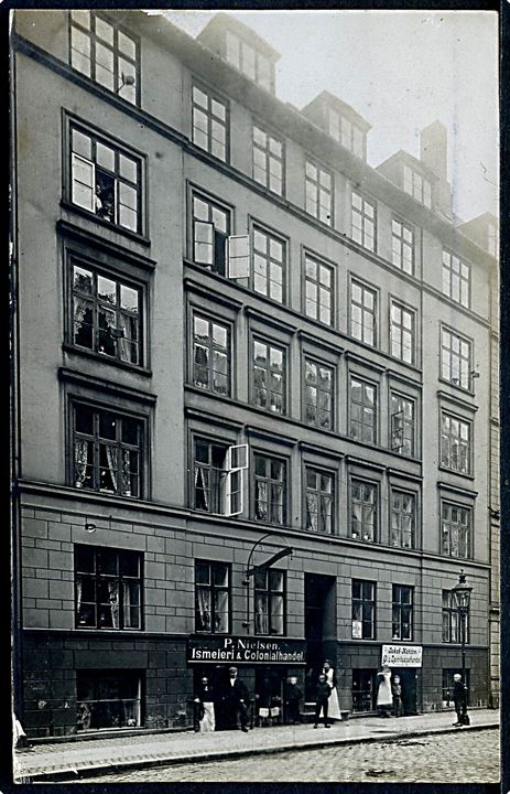 Schacksgade 5 med både Ismeieri & Colonialhandel, samt Øl & Spirituosahandel. Fotokort u/no. Kvalitet 7