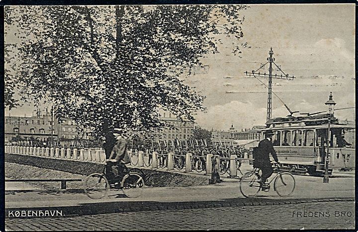 Fredensbro med marcherende soldater og sporvogn no. 14. Fotograf Orla Bock. A. Vincent no. 563. Kvalitet 7