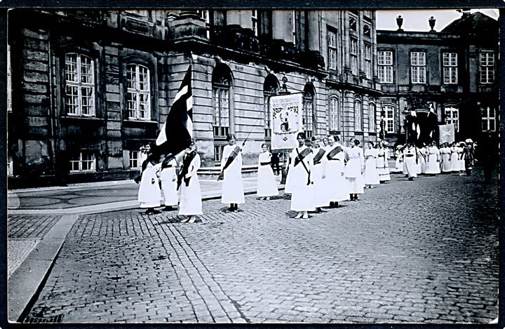 Amalienborg, slotsplads med Dansk Kvindesamfund og Sif Obel som fanebære i anledning af den nye grundlov. Fotokort u/no. Kvalitet 7