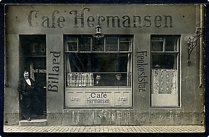 Læderstræde 16-18 “Café Hermansen”. Fotokort u/no. Knæk. Kvalitet 6