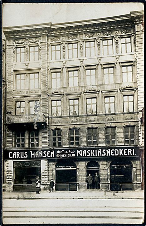 Frederiksborggade 52 med udstillingslokaler for Carlis Hansens Maskinsnedkeri. Fotokort u/no. Kvalitet 7