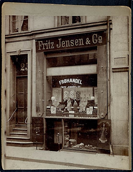 Frederiksberggade 25 med Frøhandel ved Fritz Jensen & Co. Foto monteret på karton 10½x13½ cm. Kvalitet 7