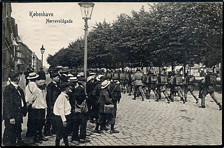 Nørre Voldgade med marcherende soldater. P. Alstrup no. 9555. Kvalitet 7