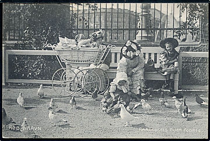 Raadhushaven fodring af duer. Fotograf Orla Bock. A. Vincent no. 471. Kvalitet 7