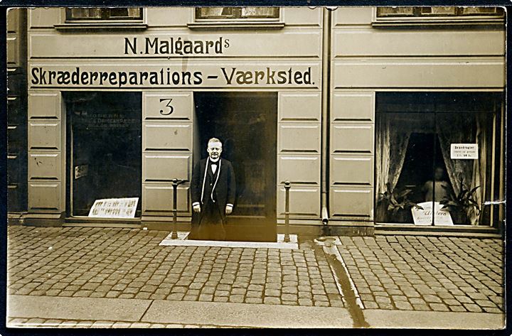 Reverdilsgade 3 med Skræder N. Malgaard. Fotokort u/no. Lille rift i højre side. Kvalitet 6