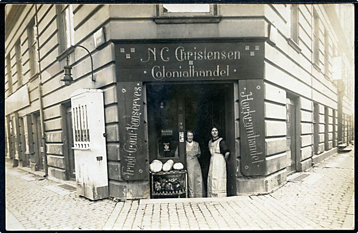 Valdemarsgade 75 hj. Dybbølsgade med N. C. Christensen’s Colonialhandel. Fotokort u/no. Kvalitet 8
