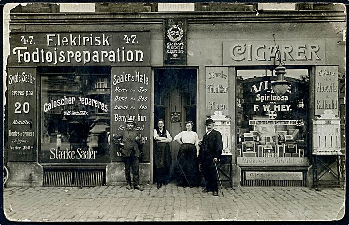 Vesterbrogade 47 med Fodtøjsreparation og F. W. Hey’s Cigarhandel. Fotokort u/no. Slidt i hjørnerne. Kvalitet 6