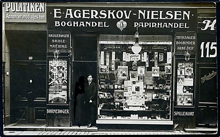 Vesterbrogade 115 A. Agerskov-Nielsen’s bog- og papir-handel med salg af postkort. Fotokort u/no. Kvalitet 7