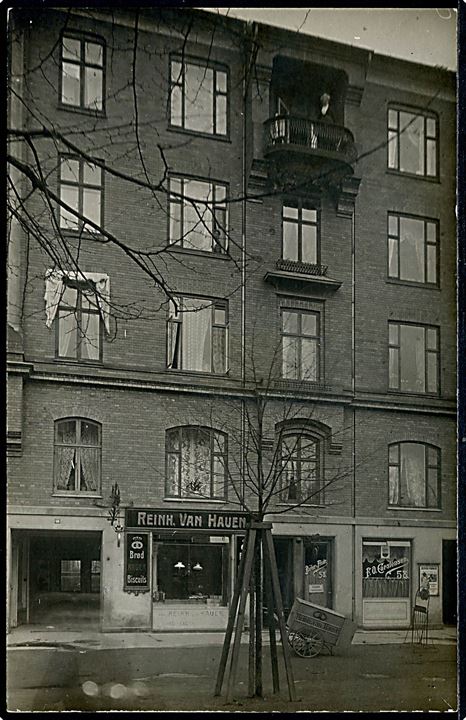 Frederiksberg Allé 58-60 med Reinh. van Hauen’s  Brødudsalg og vogn. Fotokort u/no. Kvalitet 8