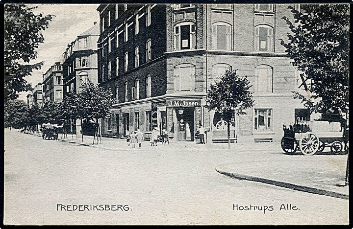 Hostrups Allé med J. M. Ipsen’s colonialhandel. Gaden ændret til Hostrupsvej i 1909. H. Chr. P. no. 6810. Kvalitet 8