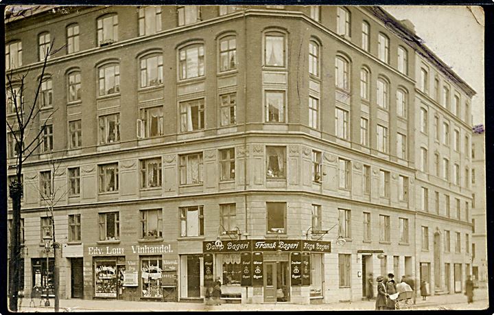 Classensgade med bageri og vinhandel. Ændret til Fiskedamsgade i 1926. Fotokort u/no. Kvalitet 7