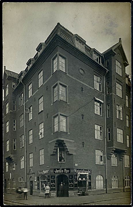 Strandboulevarden 145 hj. Randersgade med Jørgen Rye’s Colonial- og Materialhandel. Fotokort u/no. Kvalitet 7