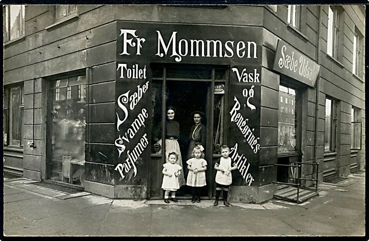 Esbjerggade 5 (nuv. Skanderborggade) med Fr. Mommsen’s Sæbeudsalg. Fotokort u/no. Kvalitet 8