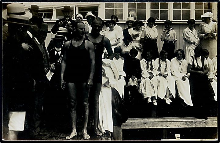 Det ny Helgoland med “Hermes”-svømmerne Hjalmar Saxtorph og Einar Wibrandt d. 28.6.1914. Fotokort u/no. Kvalitet 8
