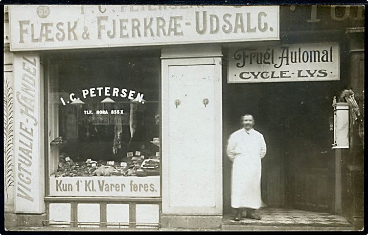 Nørrebrogade 55 med I. C. Petersen’s Flæske & Fjerkræ-Udsalg. Fotokort u/no. Kvalitet 8
