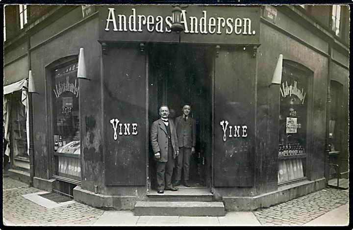 Ravnsborggade hj. Sankt Hans Gade med Andreas Andersen’s Materialhandel. Fotokort u/no. Kvalitet 7