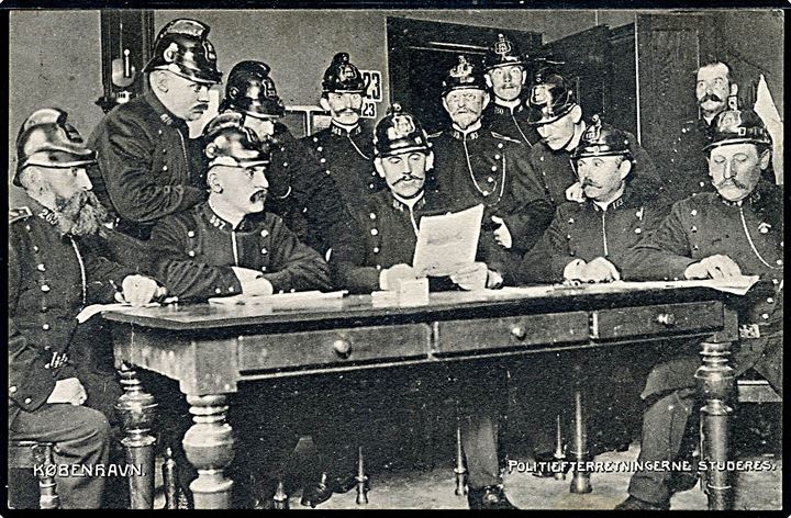 Politiets Efterretninger studeres. Fotograf Orla Bock. A. Vincent no. 501. Kvalitet 8
