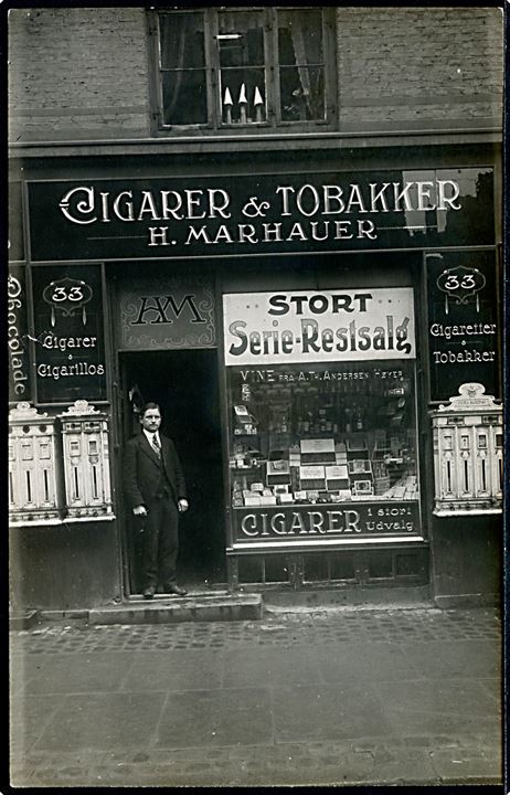 Griffenfeldtsgade 33 Cigarer & Tobakker ved H, Marhauer. Fotokort u/no. Kvalitet 8