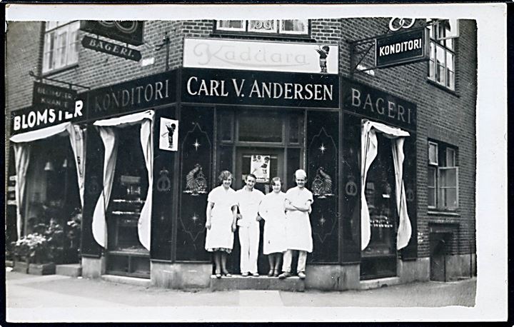 Højdevej 9 hj. Brahesborg Allé (nuv. Keplersgade) med Carl V. Andersen’s bageri og konditori. Fotokort u/no.  Kvalitet 8