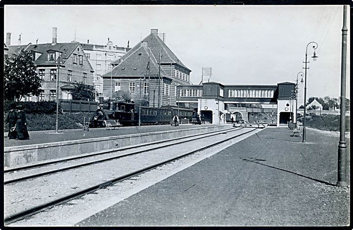 Valby jernbanestation med holdende damptog. Fotokort u/no. Kvalitet 8