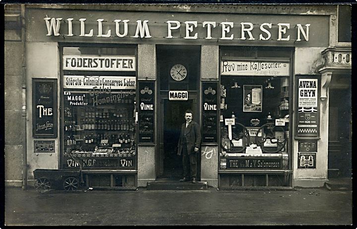 Valby, Gammel Jernbanevej 19 med Willum Petersens kolonialhandel. Fotokort u/no. Kvalitet 8