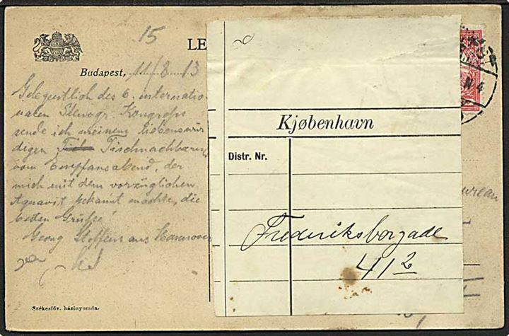 Ungarsk 10 filler på brevkort fra Budapest d. 12.8.1913 til København, Danmark. Utilstrækkelig adresse og påsat etiket.