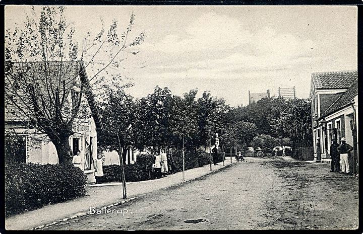 Ballerup, gadeparti med Ballerup Smørlager og kirke i baggrunden. Stenders no. 5978. Kvalitet 8