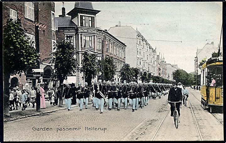 Hellerup, Strandvejen med marcherende garder og sporvogn linie 4. Stenders no. 6592. Kvalitet 8