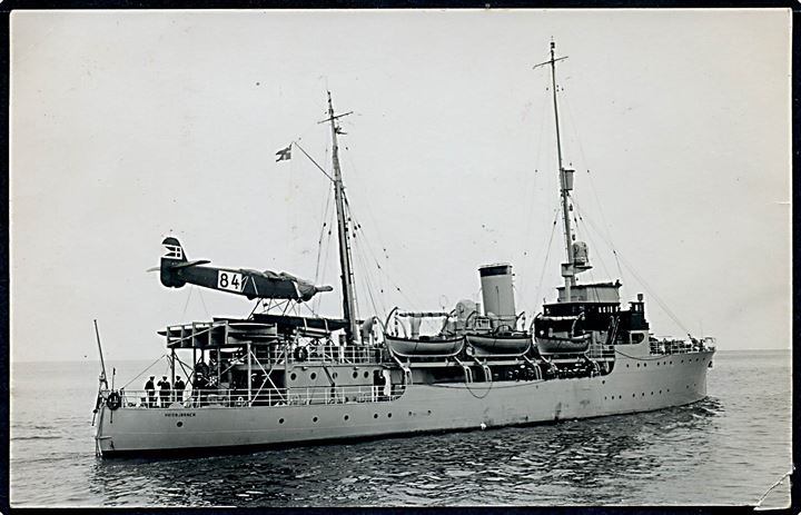 Marine. “Hvidbjørnen”, inspektionsskib m. Heinkel H.M.II no. 84 under rejse til Grønland. Fotokort u/no. Hj.skade. Kvalitet 6