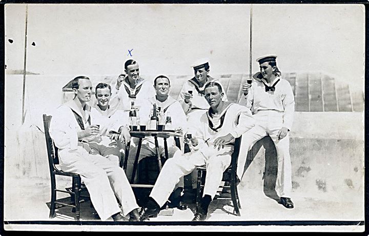 D.V.I., besætning fra “Valkyrien” skåler på Ø-salget d. 17.3.1917. Fotokort u/no.  Kvalitet 7
