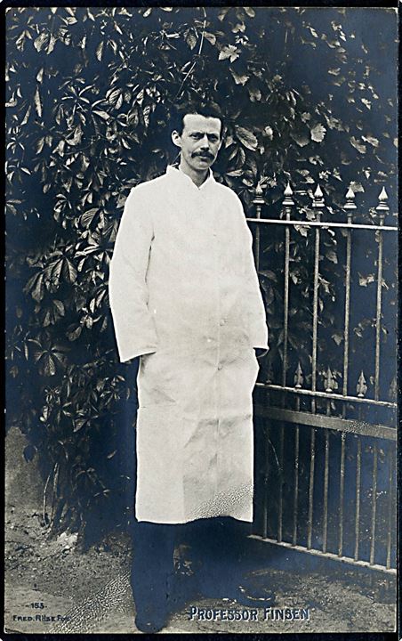 Medicin. Professor N. R. Finsen vinder af Nobelprisen i Medicin 1903. Fotograf Riise. A. Vincent no. 153. Kvalitet 8
